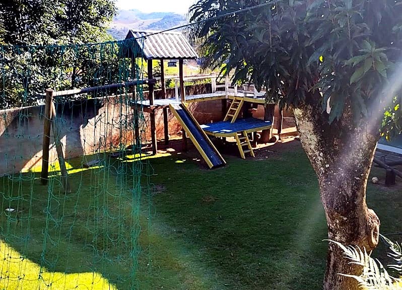 Playground com casa na árvore