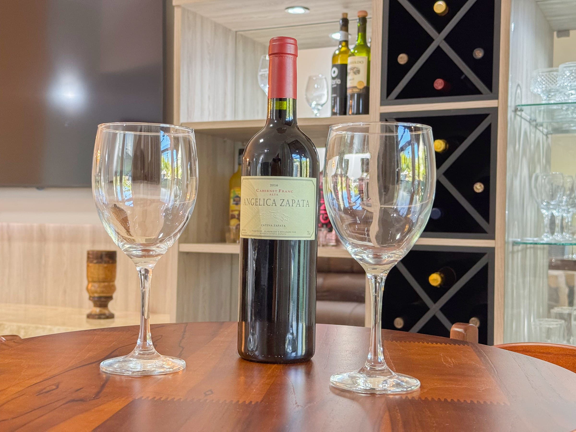 Adega climatizada com cristaleira e espaço para degustação, proporcionando um ambiente elegante e sofisticado para momentos especiais e celebrações exclusivas.