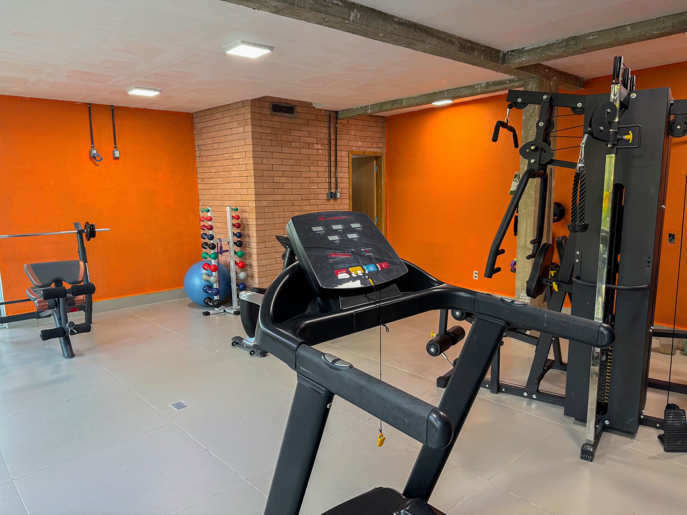 Academia completa, equipada para treinos de musculação e exercícios cardiovasculares, com banheiro privativo, proporcionando conforto, praticidade e bem-estar durante toda a hospedagem.