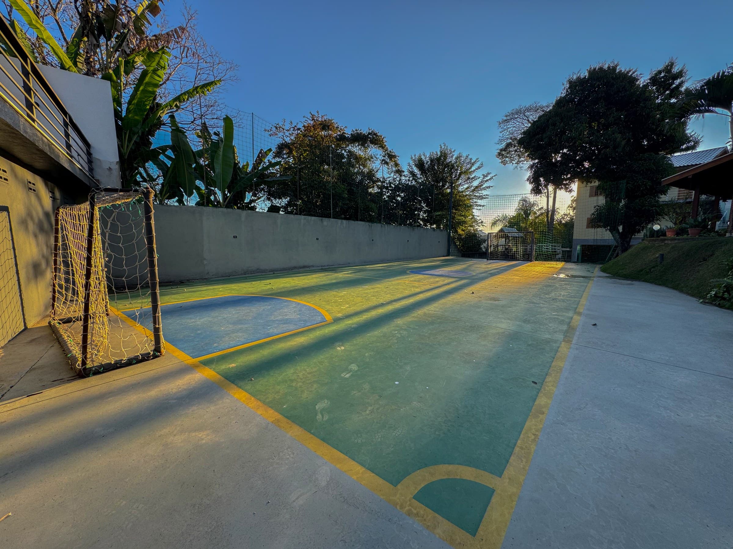Quadra poliesportiva exclusiva, ideal para partidas recreativas e atividades esportivas, proporcionando lazer, integração e diversão para convidados de todas as idades.