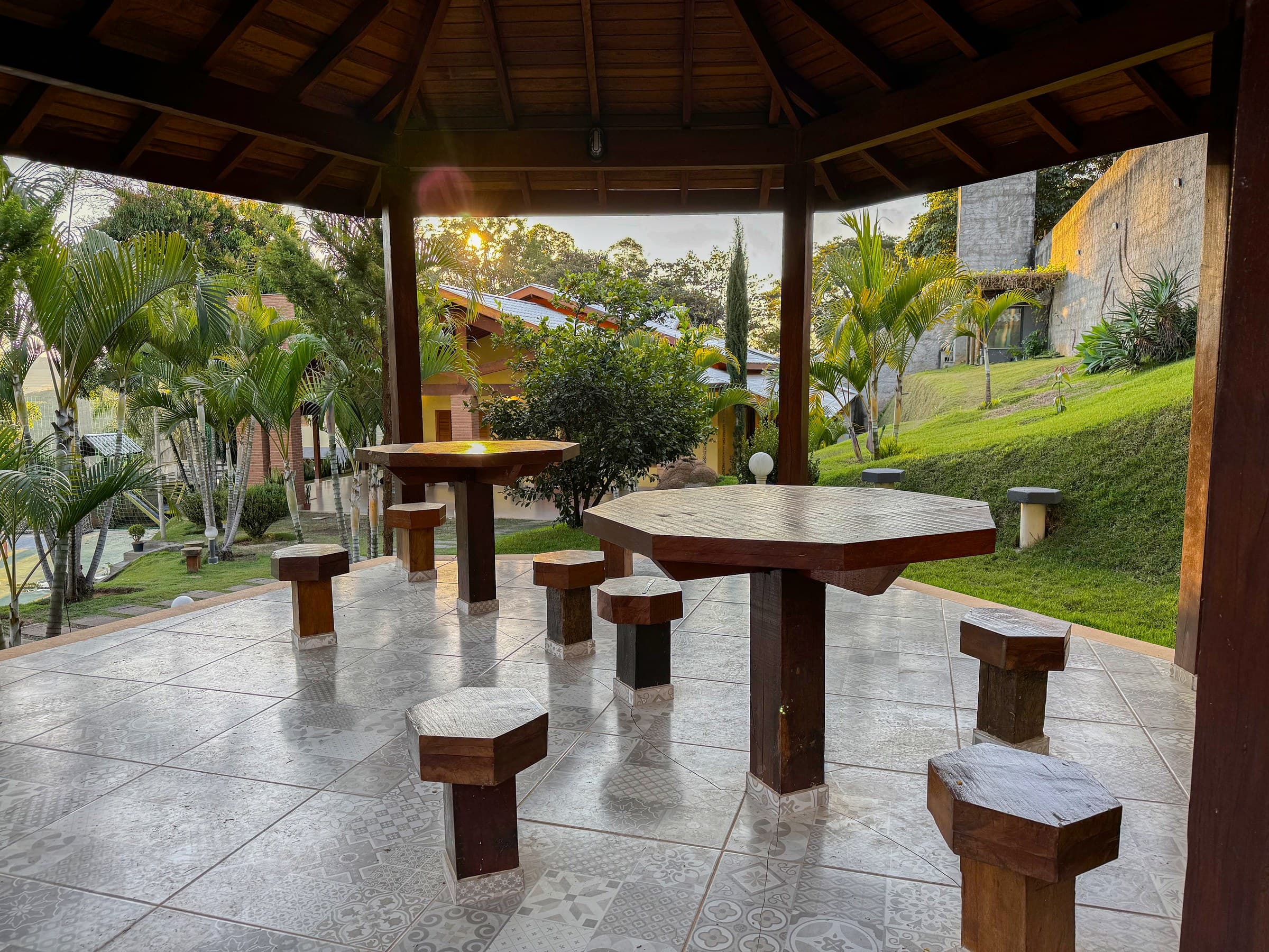 Quiosque coberto com vista privilegiada para os jardins e áreas de lazer, proporcionando um ambiente tranquilo, aconchegante e perfeito para momentos de descanso, convivência e contemplação da natureza.