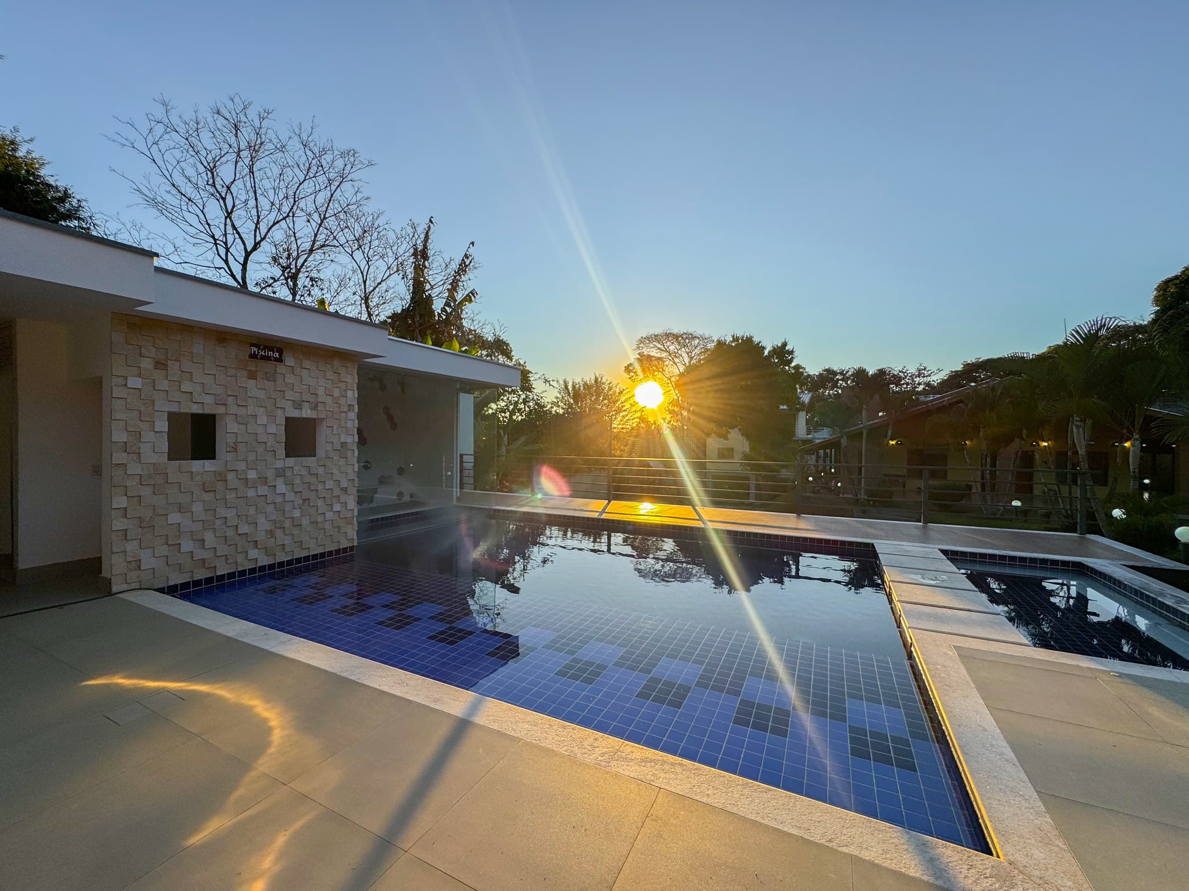 Espaço de lazer completo, composto por piscina com hidromassagem, sauna integrada, cascata e deck, ideal para momentos de relaxamento, confraternização e experiências exclusivas durante o evento.