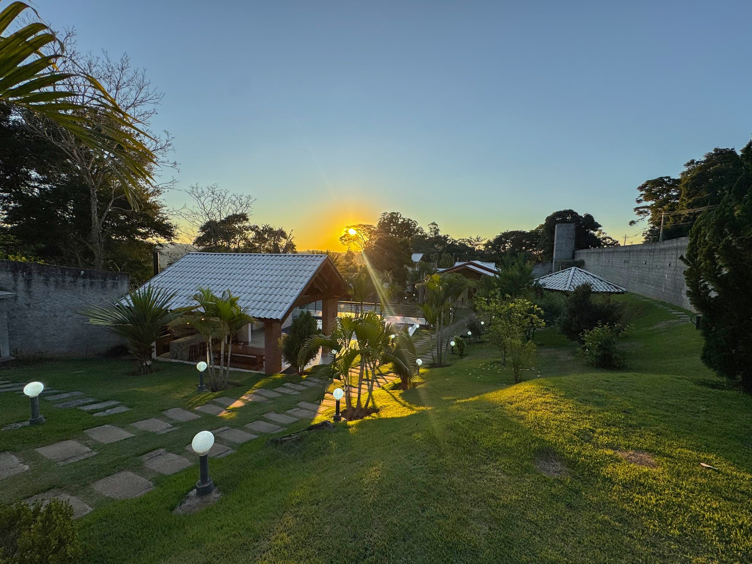 Chegada marcada por amplos jardins, paisagismo cuidadosamente planejado e um ambiente acolhedor que proporciona uma primeira impressão inesquecível aos convidados.