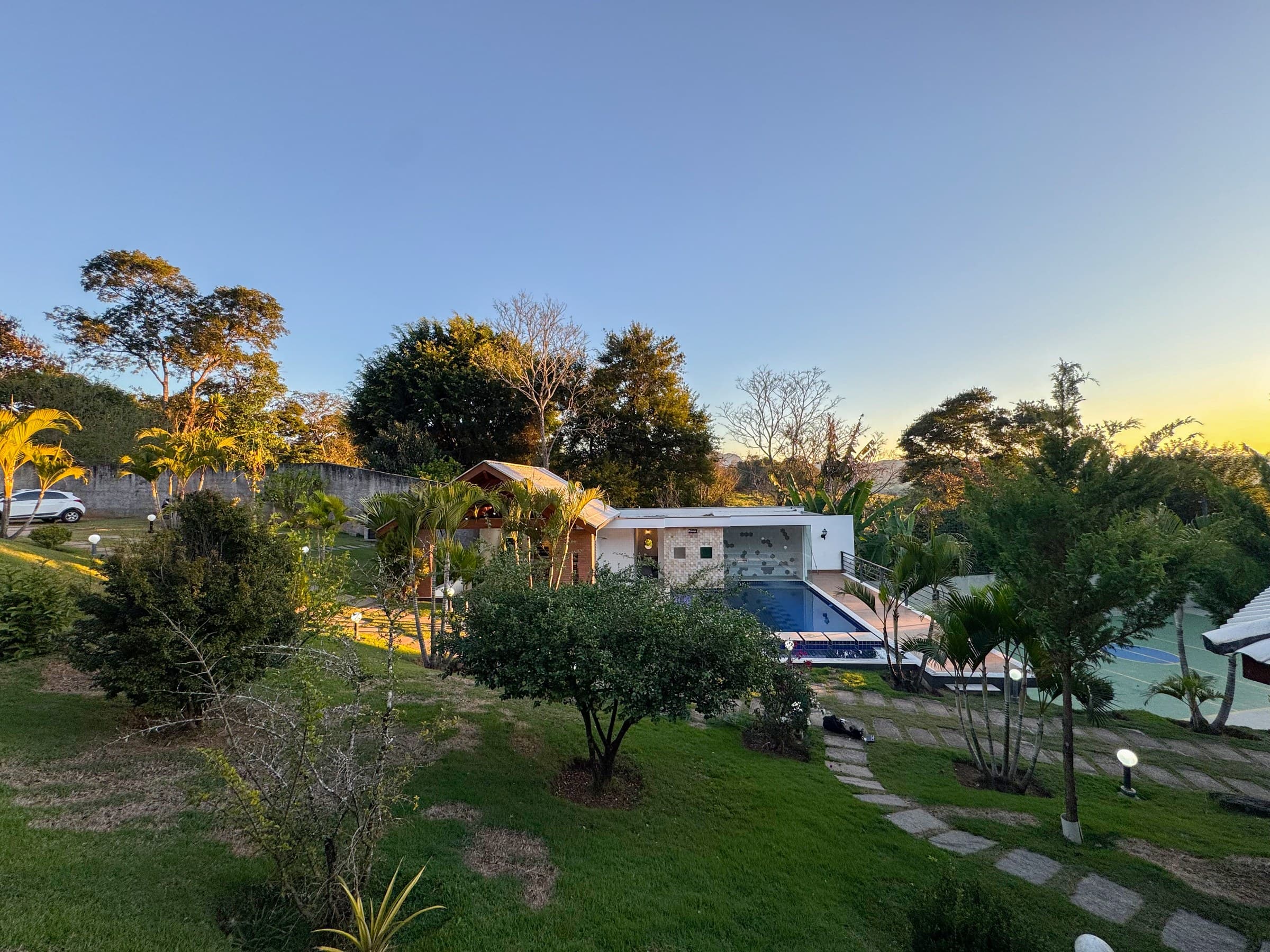 Amplas áreas verdes com paisagismo cuidadosamente planejado, proporcionando um ambiente de tranquilidade, beleza e perfeita integração com a natureza.