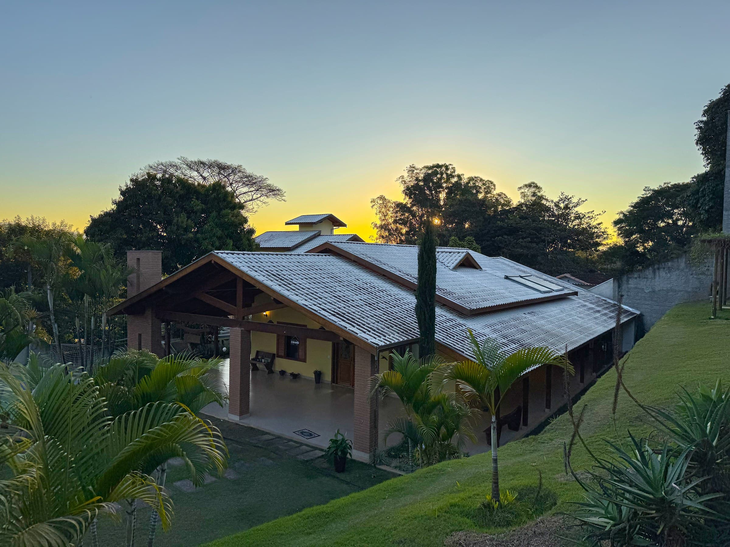 Residência ampla e sofisticada, com ambientes integrados, acabamento de alto padrão e infraestrutura completa para proporcionar conforto, elegância e exclusividade durante sua estadia ou evento.